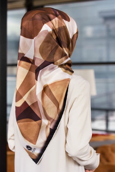 Twill Geometrik Batik Desenli Bej Renkli 90x90 Eşarp (İpek İçermez) Kenar Dikiş Şekli El Dikişli ürün görseli 1