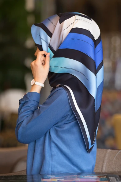 %57 İPEK %43 VİSKON Twill İpek Geometrik Fırça İzi Desenli Lacivert - Saks Renkli 90x90 Eşarp Dikim Şekli : El Dikişi ürün görseli 1
