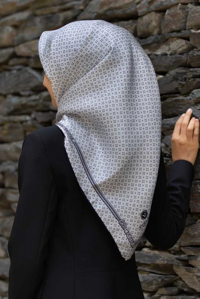 %57 İPEK %43 VİSKON Twill İpek Zincir Desenli Gümüş - Siyah Renkli 90x90 Eşarp Dikim Şekli : El Dikişi ürün görseli 1