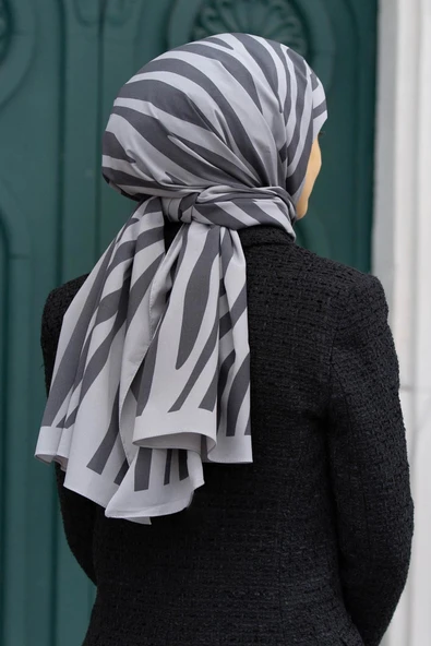 LÜKS MEDİNE İPEĞİ ZEBRA DESENLİ GRİ RENKLİ 75X195 KIRIŞMAZ ŞAL MOSS KREP DİKİŞ TİPİ İTALYAN DİKİŞLİ ürün görseli 1