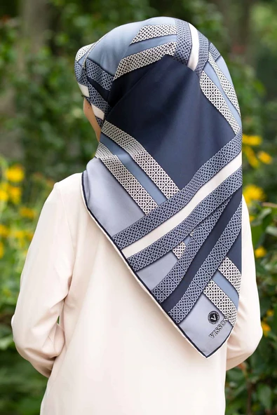 % 57 İPEK % 43 VİSKON Twill İpek Geometrik Desenli İndigo - Krem Renkli 90x90 Eşarp Dikim Şekli : El Dikişi 8682027668177 ürün görseli 1