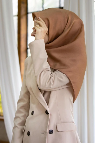 %100 Twill İpek Düz Bakır Renkli Daha Tok Exclusive Serisi 90x90 Eşarp Dikim Şekli : El Dikişi ürün görseli 1