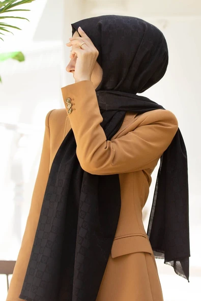 %57 İPEK %43 PAMUK MONOGRAM DESENLİ SİYAH RENKLİ 70X190 ŞAL ürün görseli 1