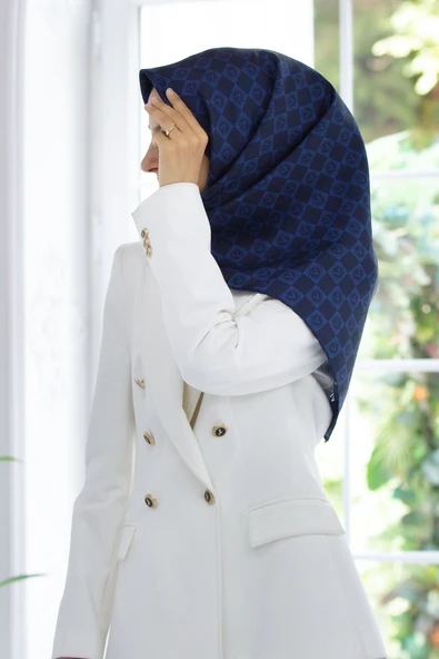 %57 İPEK % 43 VİSKON Twill İpek Monogram Desenli Lacivert Renkli 90x90 Eşarp Dikim Şekli : El Dikişi ürün görseli 1