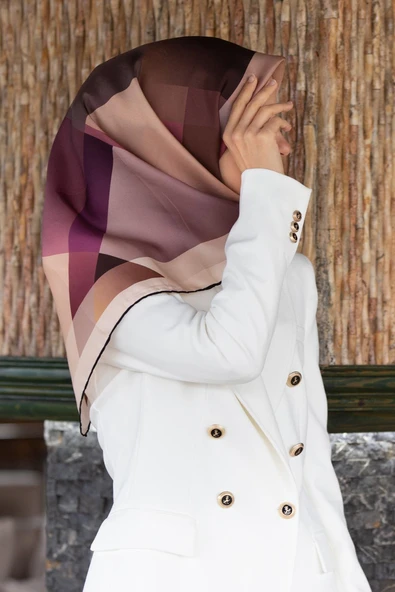 % 57 İPEK % 43 VİSKON Twill İpek Geometrik Desenli Bej - Gül Kurusu Renkli 90x90 Eşarp Dikim Şekli : El Dikişi ürün görseli 1