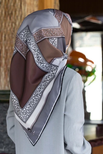Kristal Geometrik Desenli Gri - Bej Renkli 90x90 Eşarp (İpek İçermez) Kenar Dikiş Şekli El Dikişli ürün görseli 1