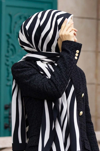 LÜKS MEDİNE İPEĞİ ZEBRA DESENLİ SİYAH - BEYAZ RENKLİ 75X195 KIRIŞMAZ ŞAL MOSS KREP DİKİŞ TİPİ İTALYAN DİKİŞLİ ürün görseli 1