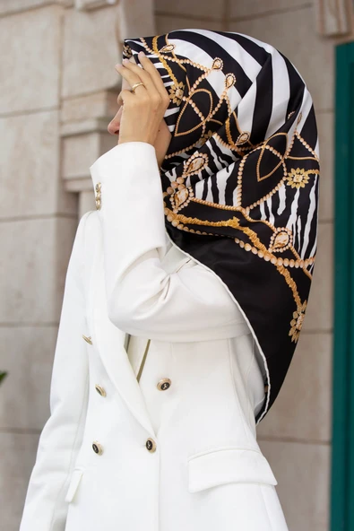 Twill Gold Detaylı Zebra Desenli Siyah Renkli 90x90 Eşarp (İpek İçermez) Kenar Dikiş Şekli El Dikişli ürün görseli 1