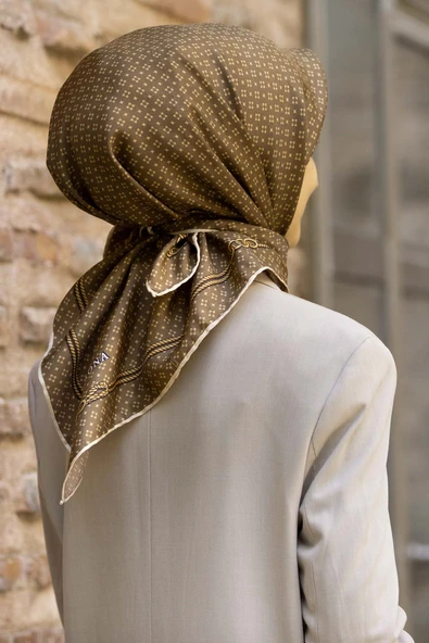 %57 İPEK %43 VİSKON Twill İpek Zincir Desenli Vizon - Gold Renkli 90x90 Eşarp Dikim Şekli : El Dikişi ürün görseli 1