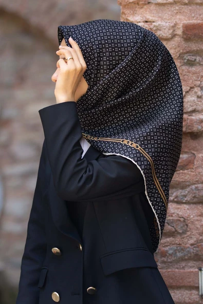 %57 İPEK %43 VİSKON Twill İpek Zincir Desenli Siyah - Krem Renkli 90x90 Eşarp Dikim Şekli : El Dikişi ürün görseli 1