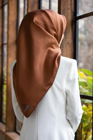 %100 Twill İpek Düz Kiremit Renkli Daha Tok Exclusive Serisi 90x90 Eşarp Dikim Şekli : El Dikişi ürün görseli 1