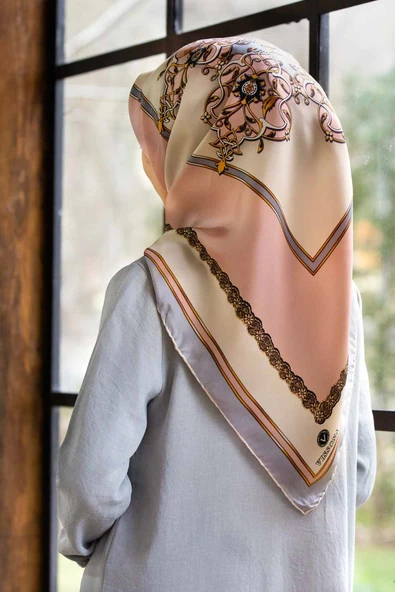 %100 Twill Barok Desenli Pudra - Gri Renkli 90x90 Eşarp Dikim Şekli: El Dikişi ürün görseli 1