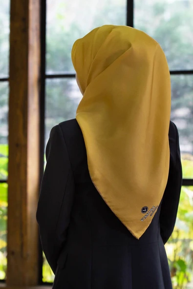 %100 Twill İpek Düz Gold Renkli Daha Tok Exclusive Serisi 90x90 Eşarp Dikim Şekli : El Dikişi ürün görseli 1