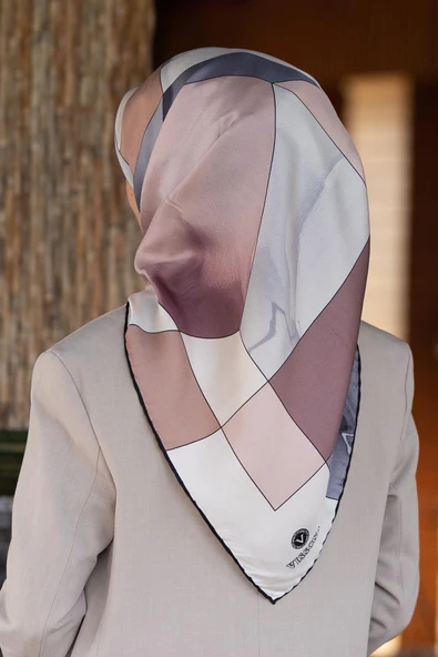 %100 Twill İpek Geometrik Desenli Pudra - Gri Renkli 90x90 Eşarp Dikim Şekli : El Dikişi ürün görseli 1