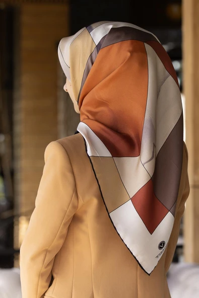 %100 Twill İpek Geometrik Desenli Turuncu - Vizon  Renkli 90x90 Eşarp Dikim Şekli : El Dikişi ürün görseli 1