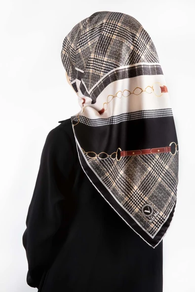 Twill Kemer ve Zincir Detaylı Ekose Desenli Siyah Renkli 90x90 Eşarp (İpek İçermez) Kenar Dikiş Şekli El Dikişli ürün görseli 1