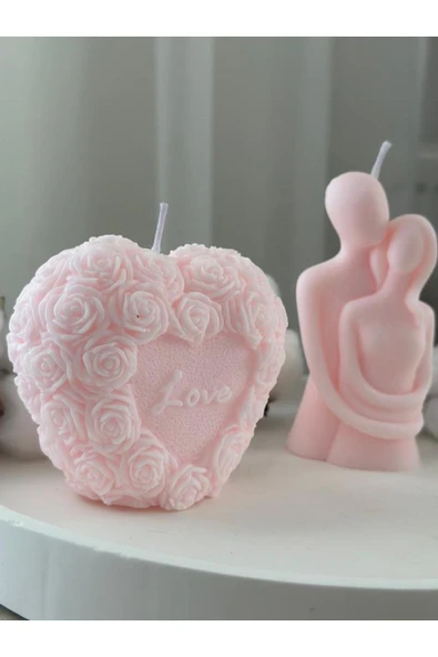 Görke Tasarım Sevgililer Fünü Sevgili (SARILAN ÇİFT) Güllü Kalp Şeklinde Love Yazılı Vanilya Kokulu Soya Mum Seti ürün görseli 1