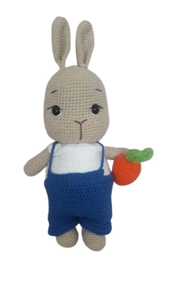 Saks Mavisi Tulumlu Havuçlu Bal Yanak Tavşan Amigurumi Organik Oyuncak ürün görseli 1