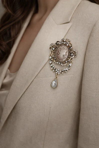 Sarkıt Taşlı Vintage Cameo Kadın Figürlü Metal Broş – Antik Gold Detaylı Tasarım ürün görseli 1