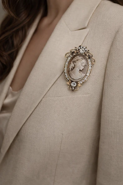 Taşlı Vintage Cameo Kadın Figürlü Metal Broş – Antik Gold Çerçeve Tasarım ürün görseli 1