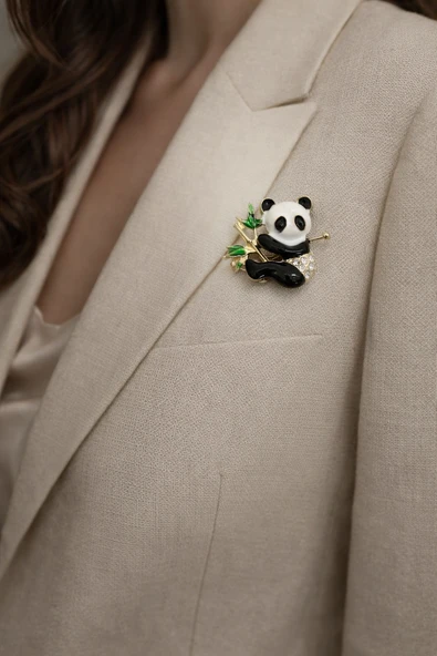 Panda Figürlü Taş Detaylı Metal Broş – Mine İşlemeli Gold Tasarım ürün görseli 1