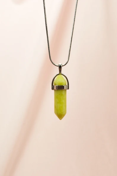 Peridot Doğal Taşı Zincirli El Yapımı Tasarımlı Kolye Uç: 3,5 cm Zincir: 20 cm Kutulu ürün görseli 1