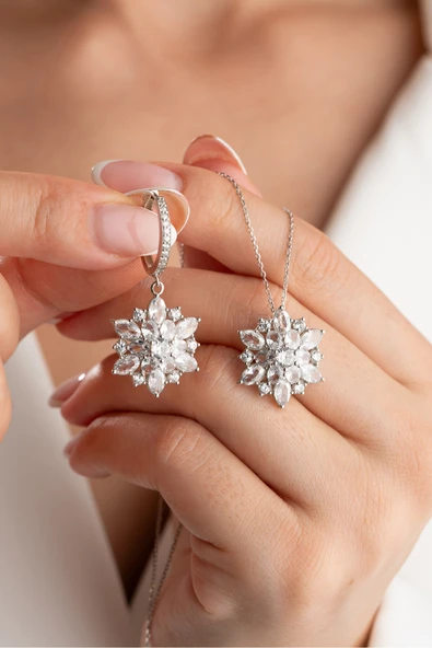 ÇEKİRDEK JEWELRY 925 Ayar Gümüş Zirkon Taşlı Kar Tanesi Kolye ve Küpe Seti ürün görseli 1
