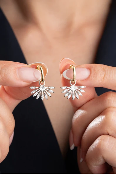 ÇEKİRDEK JEWELRY Kadın 925 Ayar Gümüş Işıltılı Küpe – Modern ve Şık Model ürün görseli 1