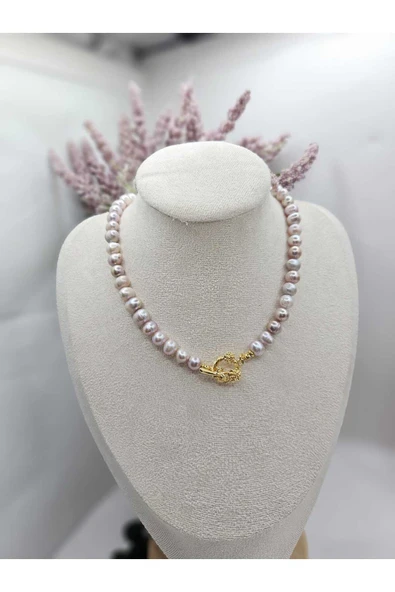 İNCİORA JEWELRY GERÇEK DOĞAL MOR 8-9 mm İNCİ GÜL DETAYLI O-T KAPAMALI KOLYE ürün görseli 1