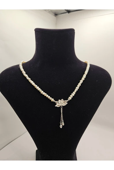 İNCİORA JEWELRY GERÇEK DOĞAL İNCİ, GÜMÜŞ LOTUS ÇİÇEK FİGÜRLÜ 4-5 mm İnci kolye 40 cm ürün görseli 1