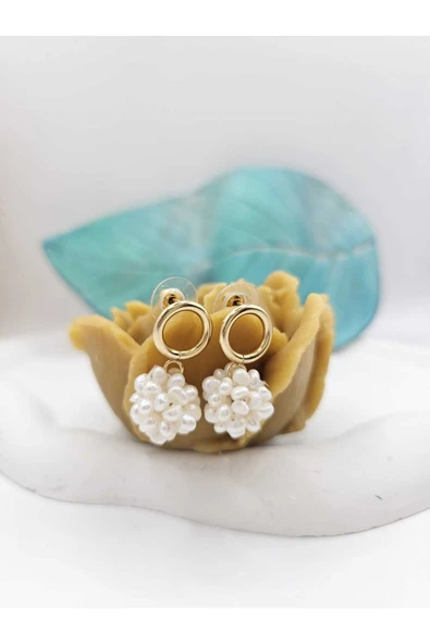 İNCİORA JEWELRY Gerçek Kum İncili Gold Halka Detaylı Çivi Küpe Paslanmaz Çelik– El Yapımı Zarif Tasarım ürün görseli 1
