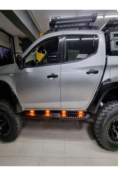 ROAL TUNİNGTOYOTA HİLUX TÜM MODELLERE UYUMLU LED’li (4x4 YAZILI) Yan Basamak Takımı Demir Off-Road Basamak Seti ürün görseli 1