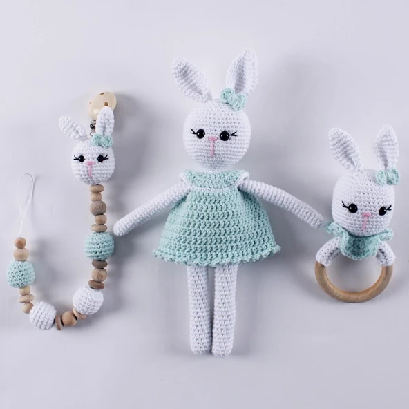 Amigurumi Yeşil Elbiseli Tavşan Diş Kaşıyıcı Emzik Askısı 3'lü Set ürün görseli 1