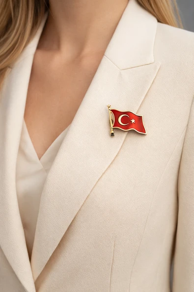 Türk Bayrağı Figürlü Metal Broş – Kırmızı Gold Detaylı Tasarım ürün görseli 1