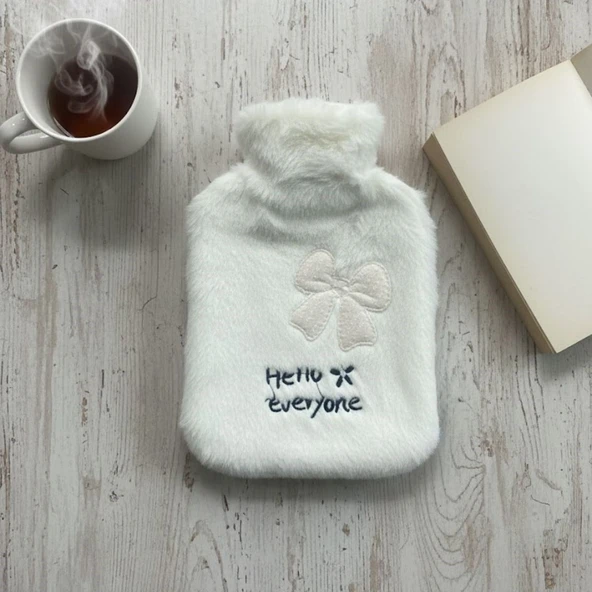 Hello Everyone Yazılı Kurdeleli Beyaz Peluş Sıcak Su Torbası 1 Lt – Yumuşak Kılıf, Uzun Süre Sıcak Tutan Termal Su Torbası ürün görseli 1