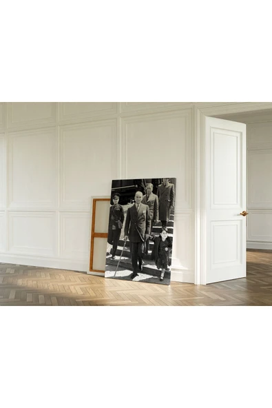 Pegziz Atatürk ve Çocuk Sevgisi Portre Kanvas Tablo ürün görseli 1
