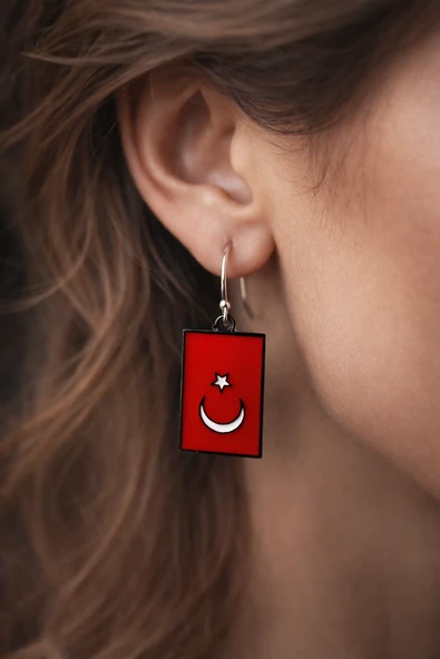 Kırmızı Dikdörtgen Ay Yıldız Küpe – Sallantılı Metal Kadın Küpe ürün görseli 1