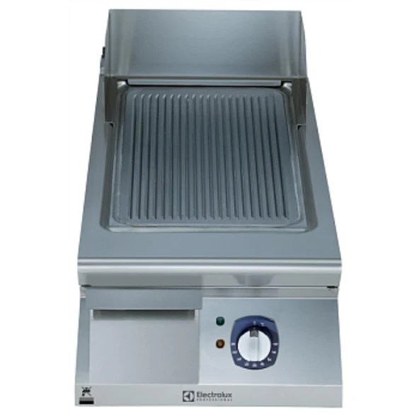 Electrolux Professional Nervürlü Fırçalanmış Krom Kaplamalı Çelik Pişirme Yüzeyi İle Yarım Modül Elektrikli Izgara, Eğimli, Termostatik Kontrol, Kazıyıcı Dahil E9IILDAOMCA ürün görseli 1