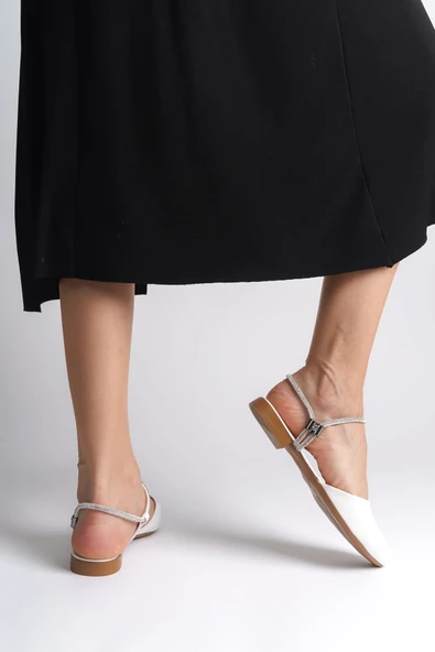 Beyaz Lastikli Bilekten Taş Detaylı Kadın Babet ürün görseli 1