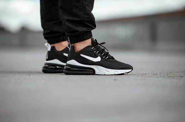 Nike Air Max 270 React Siyah Beyaz Sneakers - Resim 4