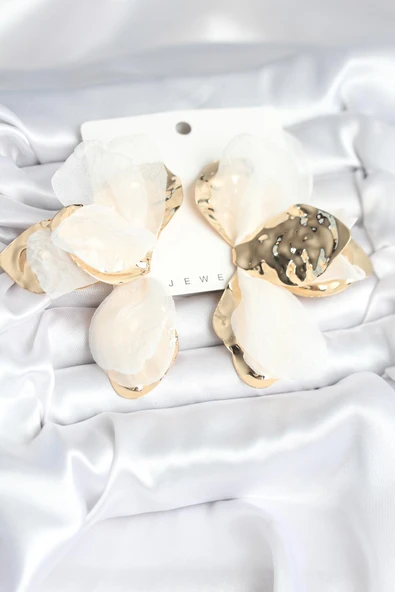 Pirinç Gold Renk Beyaz Tüllü Lotus Kadın Küpe ürün görseli 1