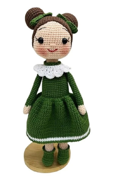 Kahverengi Saçlı Koyu Yeşil Elbiseli Sude Bebek Amigurumi Organik Oyuncak ürün görseli 1