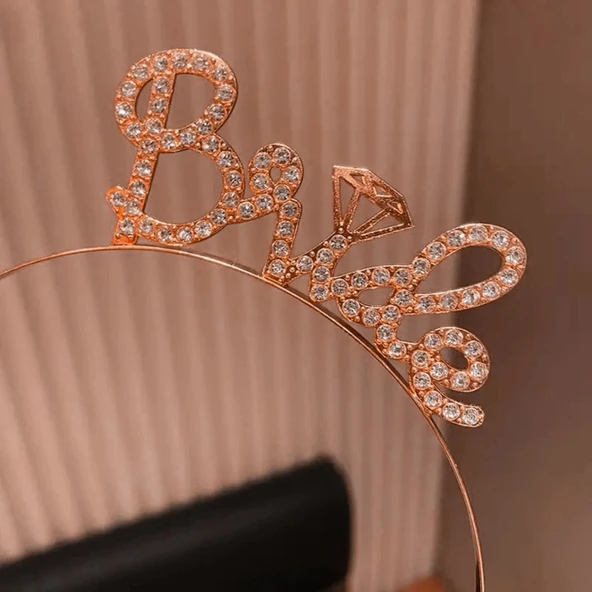 Rose Gold Renkli Taşlı “Bride” Gelin Tacı – El Yazısı Yazı Tipiyle P150906S1207 ürün görseli 1