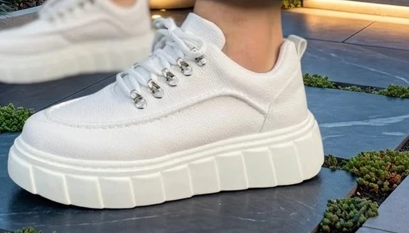Gün Boyu Bulutların Üzerinde Konfor Sunan Ortopedik Beyaz Sneaker ürün görseli 1