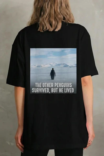 Oversize Tişört - Sırt Baskılı Survivor Penguin Temalı, Felsefi Yazılı Bisiklet Yaka Tişört - Siyah ürün görseli 1