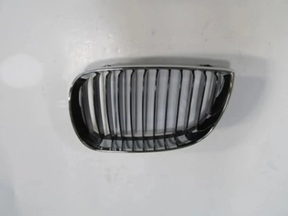 Bmw 1 Serisi 2004-2008 Ön Panjur Sol Siyah - Nikelaj Çerçeveli (Tw) (Adet) (Oem No:51137077129) ürün görseli 1