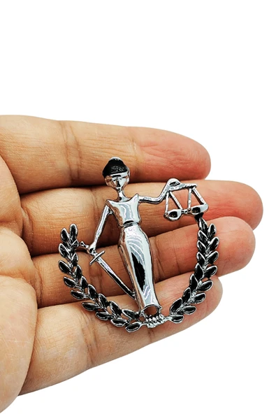 Gümüş Işıltılı Themis Adalet Tanrıçası Broşu - Defne Dalı Detaylı Hukukçu Yaka İğnesi ürün görseli 1