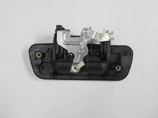 İsuzu D Max - 2004-2007 Pickup Arka Bagaj Kapağı Orta Açma Kolu Siyah (Kilit Deliksiz) (Bfn) (Oem No: 8-97235385-2) ürün görseli 1