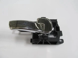 Nissan Qashqai 2007-2013 J10 Arka Kapı İç Açma Kolu Sağ Siyah (Elceği Nikelajlı) (Oem No: 80670Jd00E) ürün görseli 1