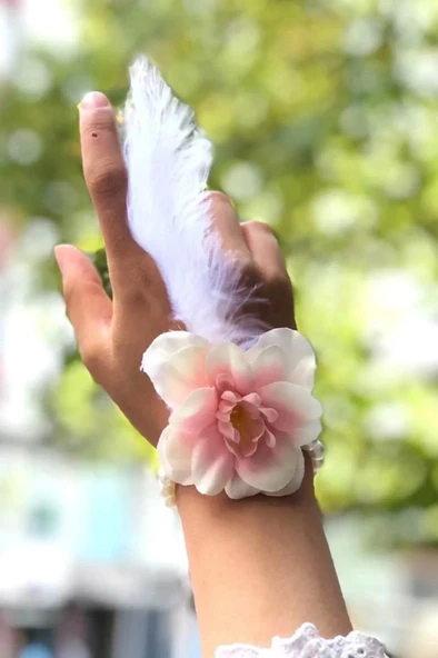 Bride To Be Nedime Gelin Bilekliği Tüy Ve İnci Boncuk Detaylı Somon Renkli Bekarlığa Veda Partisi Bilekliği 10 Adet ürün görseli 1